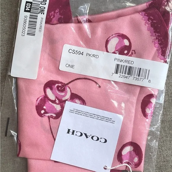 NWT！COACH Airbrushed Cherry Print Silk Diamond Scarf（COACH CS594）fast shipping - Picture 3 of 4